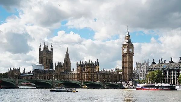 「疫情」过去一天，英国发生三件与疫情有关的大事