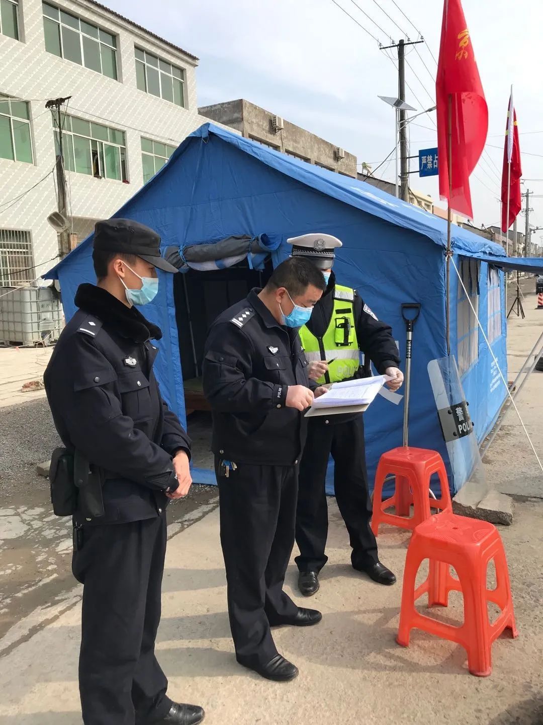 白头盔警察的硬核战斗力
