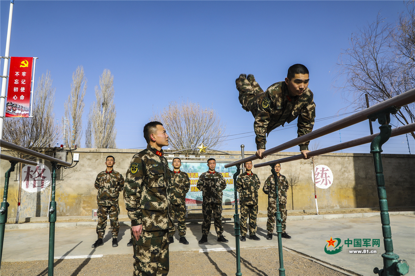 官兵进行器械(双杠)训练.曹志刚摄