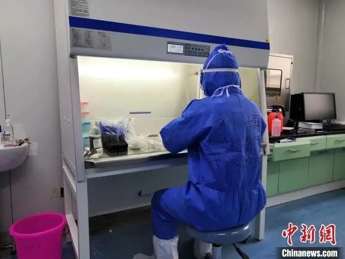 资料图 工作人员全副武装开展核酸检测.杜炳勋 摄