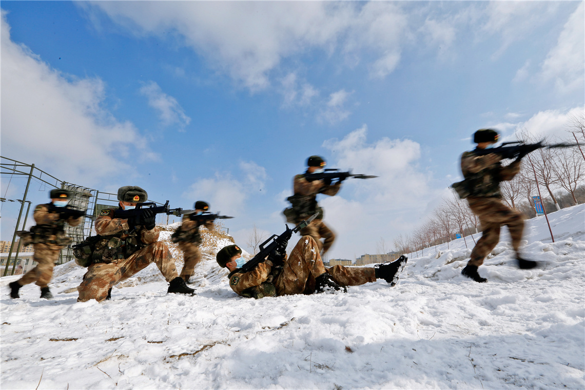 练!练!新疆军区某防空旅训练"火力全开"