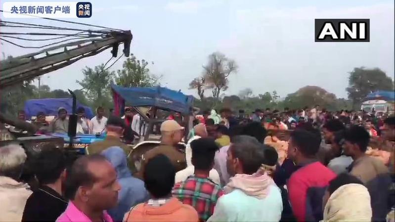 「越野车」印度拖拉机在国道撞上越野车 致11死4伤