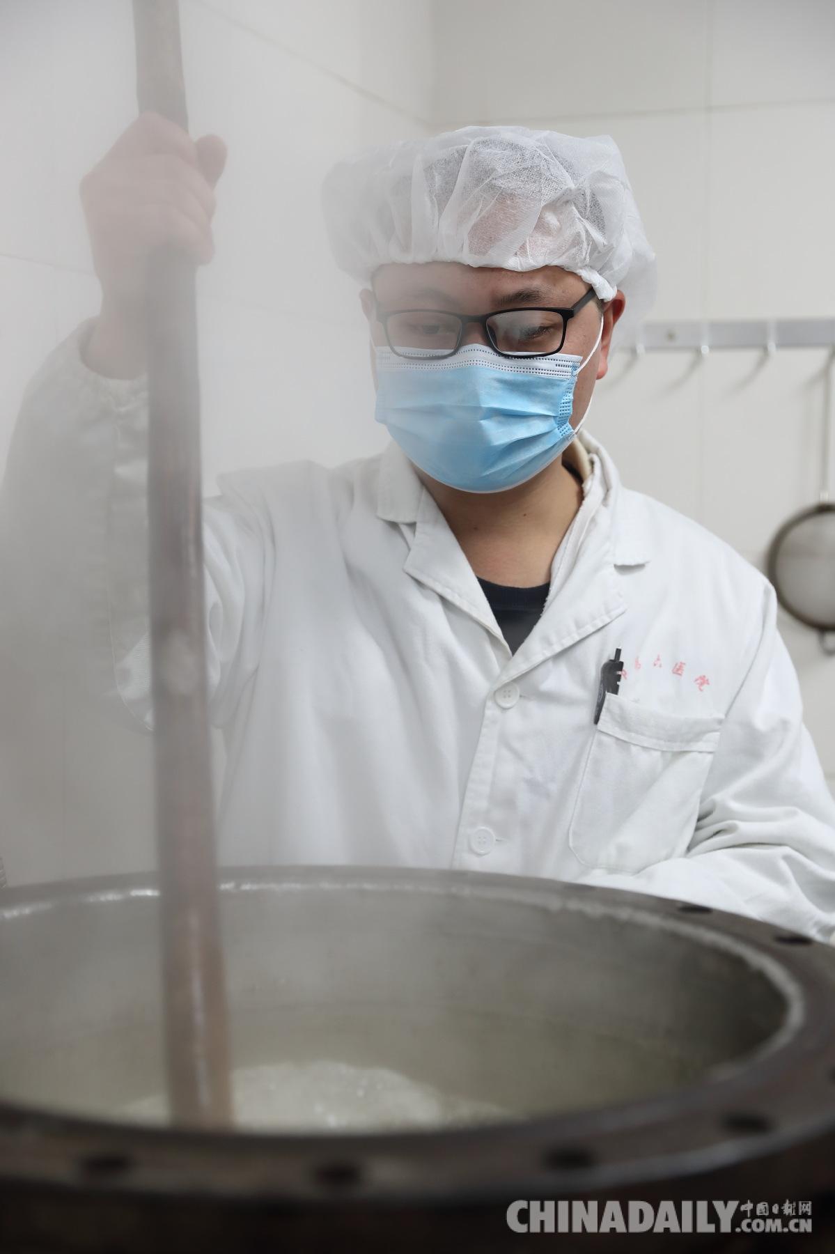 武汉:奋战在防疫一线的"中医人"