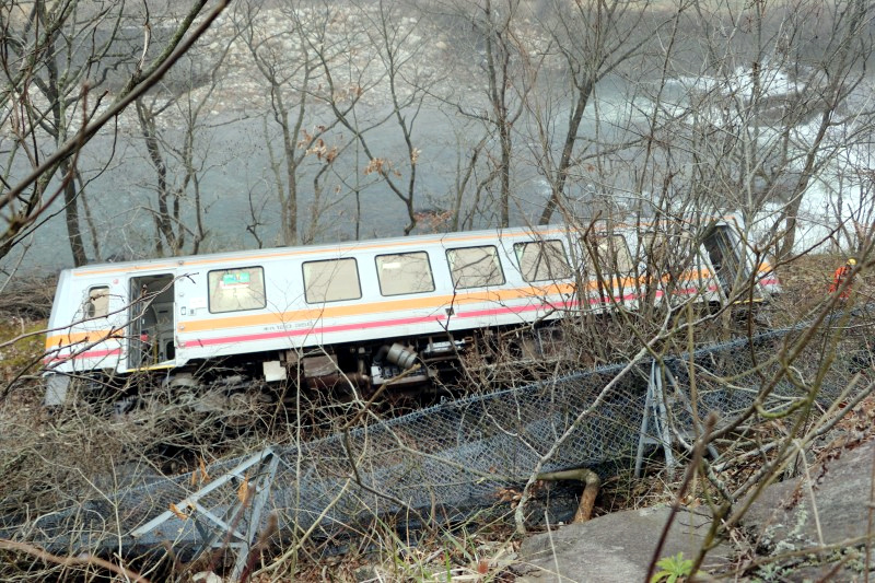 滑坡▲突发！日本一列车驶上滑坡山体后侧翻脱轨
