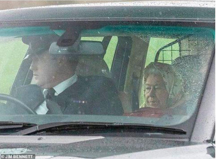 英国女王▲英女王返家被拒门外，城堡大门紧闭不开