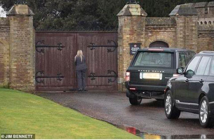 英国女王▲英女王返家被拒门外，城堡大门紧闭不开