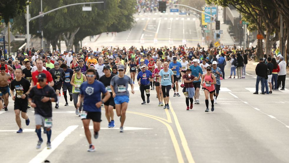 马拉松:27000人参赛洛杉矶马拉松,现场的消毒措施“形同虚设”