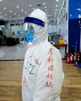 「杨晶」在方舱医院等花开的22天 她用镜头记录下这里的人间百态