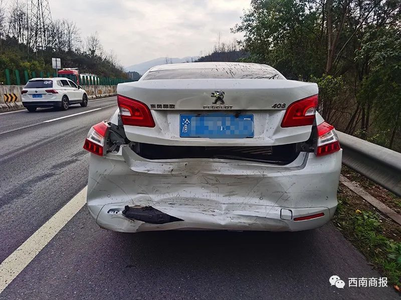 【重庆】重庆一高速公路发生3车连环追尾事故