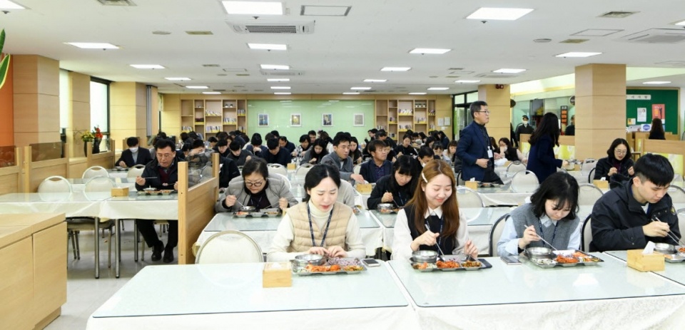 【国际社会】韩国政府呼吁远程办公 提醒民众对话时保持2米