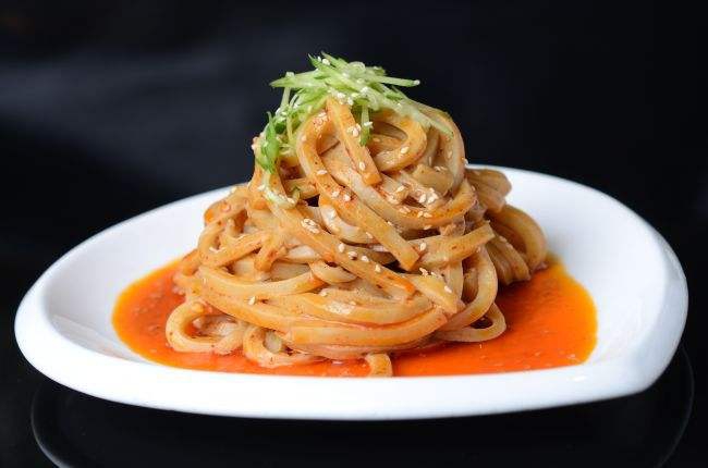 "四大旦角"除了秦镇米皮和汉中热面皮,还有岐山擀面皮和麻酱酿皮:岐山