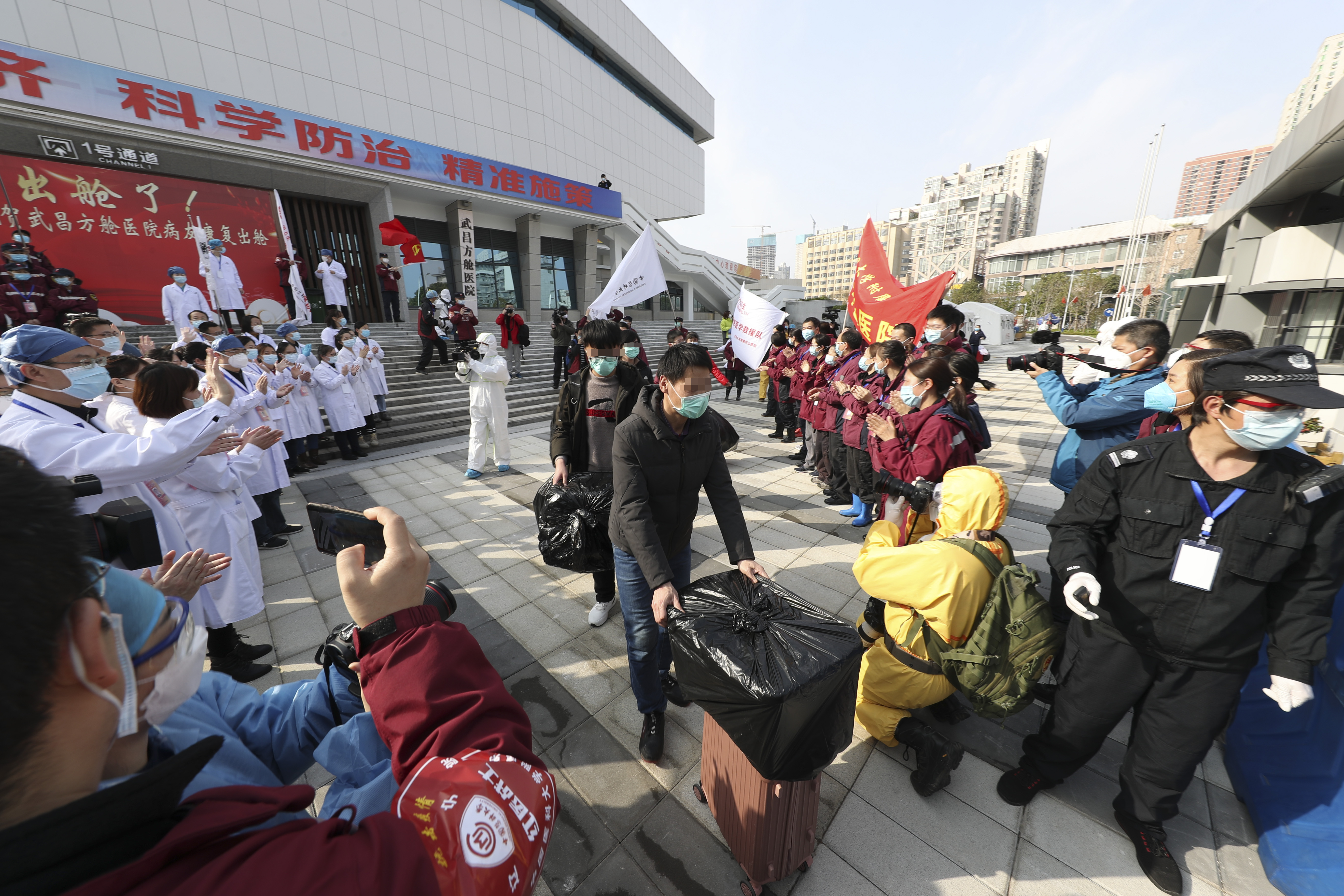 2月10日,湖北省武漢市洪山體育館,運行了35天的武昌方艙醫院正式休艙.