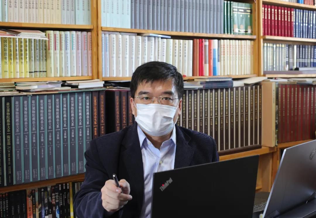 何志鹏教授先后两次参与并主持了"龙鹏吉大" 线上研讨会.