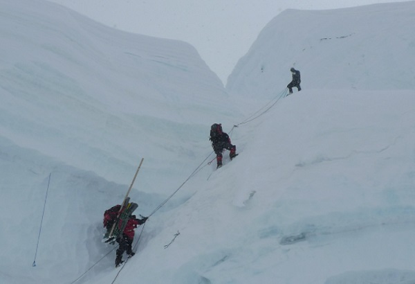 【央视新闻】尼泊尔发布登山禁令 世界最高峰珠穆朗玛峰受影响