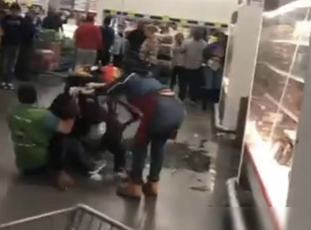 【疫情】美国疫情蔓延引发抢购潮，超市门外排长队，抄酒瓶大打出手