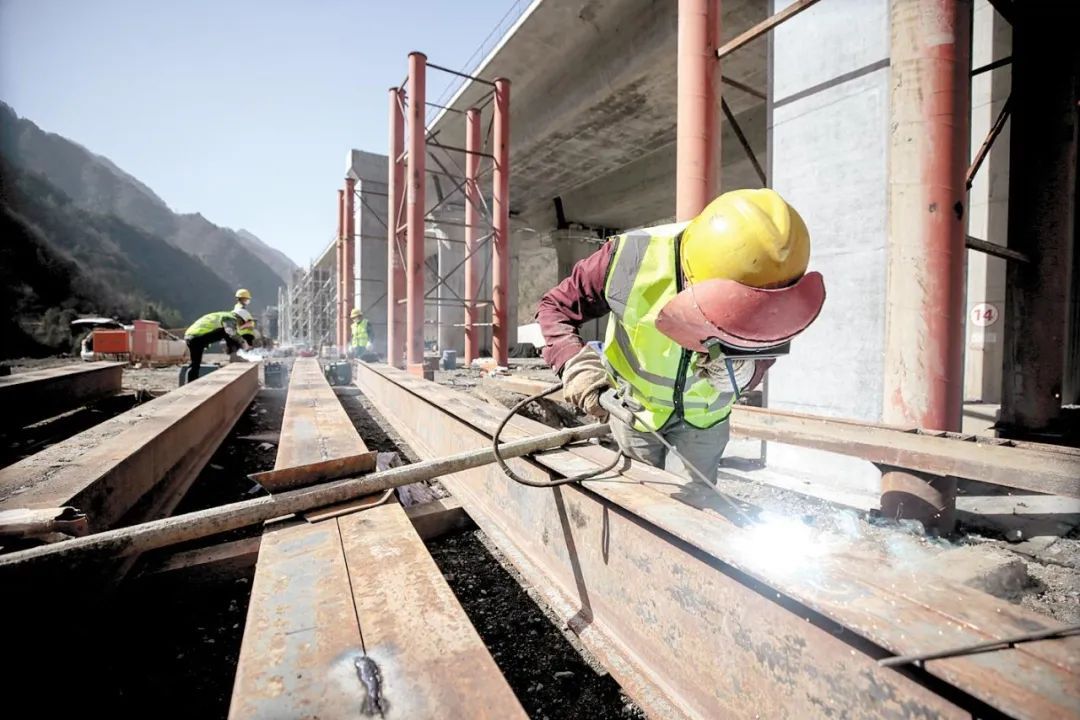 工人正在焊接桥梁支架分配梁.(视界网 郭裕铭 摄)