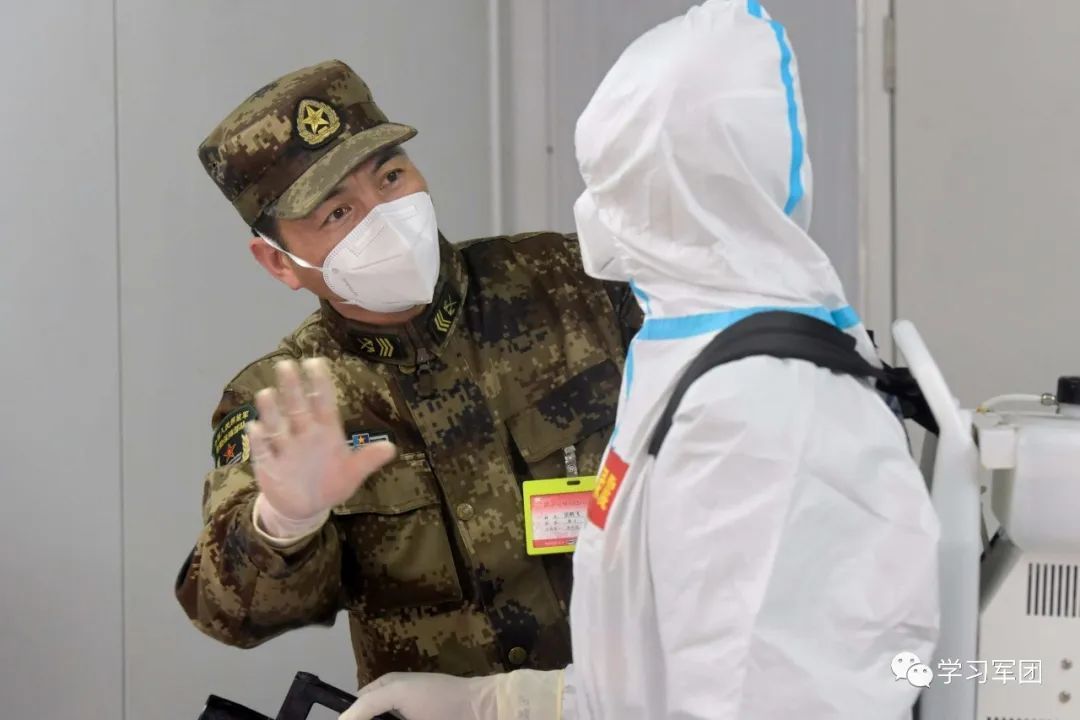 使用防疫卫生车对院区进行消毒.解放军报记者 范显海摄