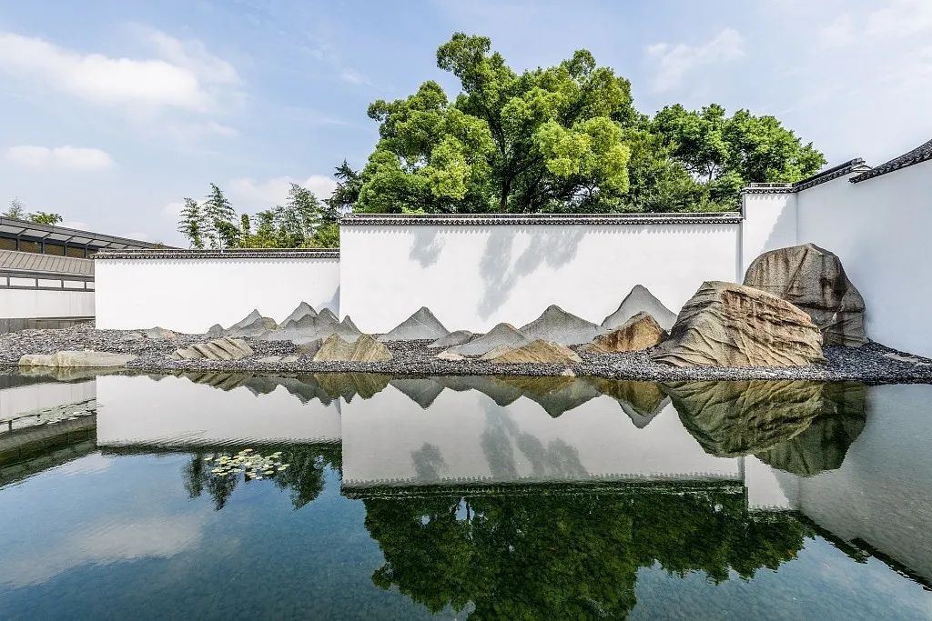 片石假山"有一处画龙点睛的景观在苏州博物馆的庭院中这就是苏州博物