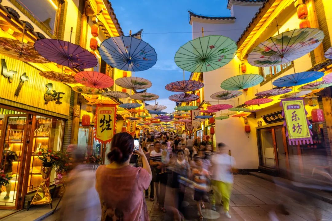 音乐剧场是由零陵古城柳子街乐团常驻,其乐团歌手都