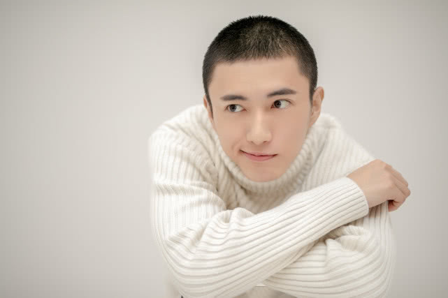 张博涵平头造型清爽有型白毛衣展现阳光气息