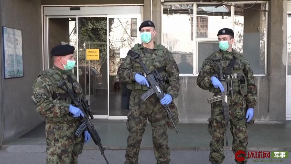 为应对疫情02塞尔维亚精锐特种部队上街巡逻
