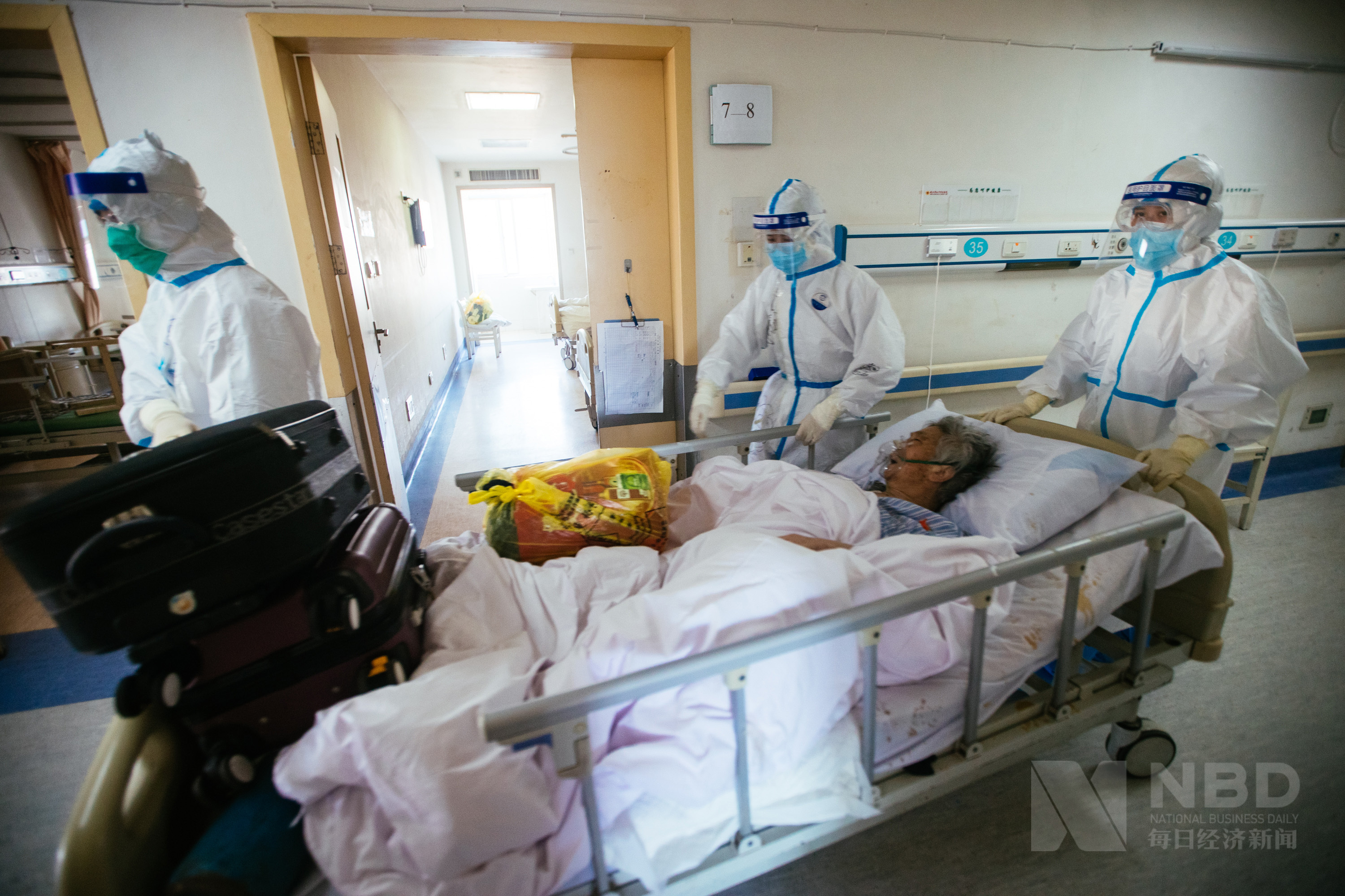 2020年3月18日,武汉红十字会医院,转运新冠肺炎患者到新定点医院