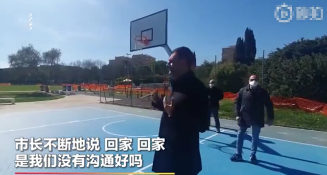 「文汇报」意大利一市长驱赶聚集人群“回家”，亲手关闭公园大门，网友却说：你没戴口罩！