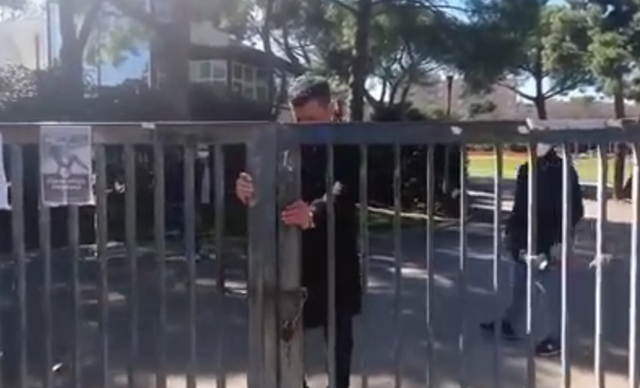 「文汇报」意大利一市长驱赶聚集人群“回家”，亲手关闭公园大门，网友却说：你没戴口罩！