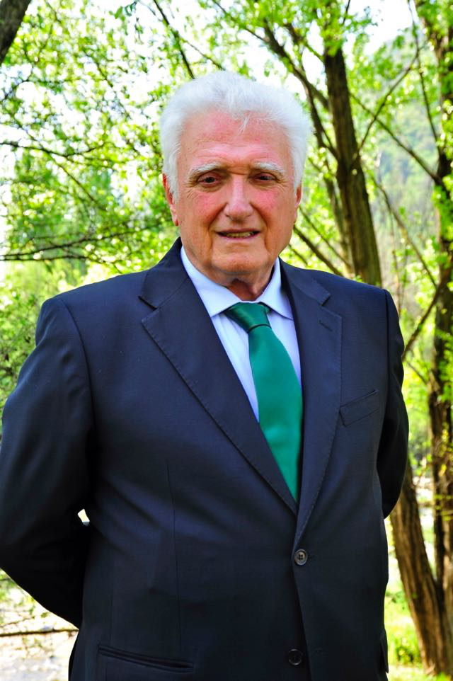 「文汇报」意大利一市长驱赶聚集人群“回家”，亲手关闭公园大门，网友却说：你没戴口罩！