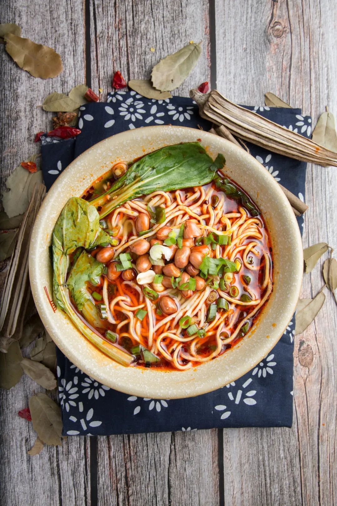 图/vcg不同于川渝的红油小面,碗中只有面,宜昌人煮小面时,往往会撒上