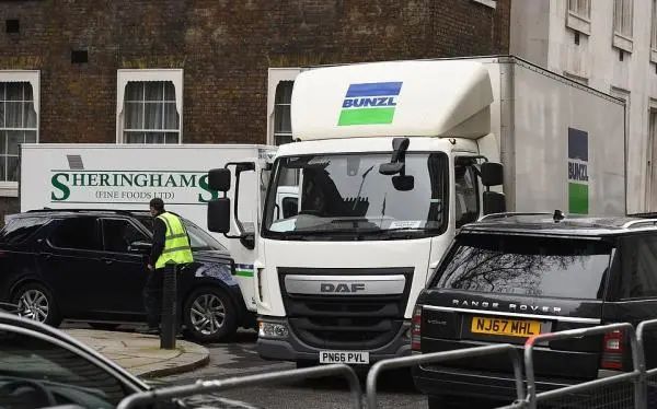 「英国新闻」英媒：呼吁民众不必囤货的首相，被拍到囤了几卡车物资