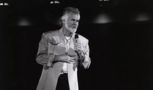 肯尼▲美国乡村音乐之父肯尼·罗杰斯在家中安详去世，葬礼不对外