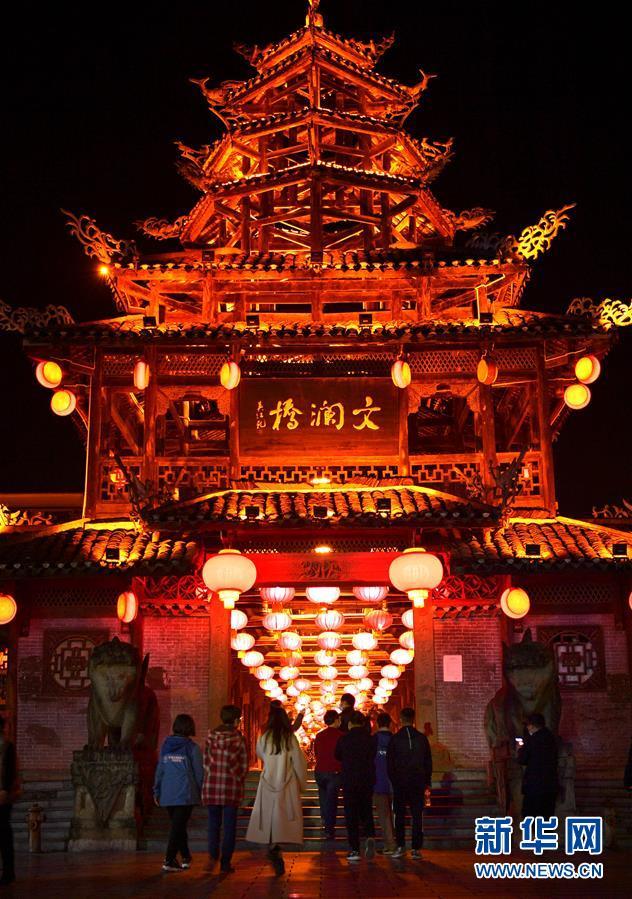 【景观灯】湖北恩施：为天津援鄂医疗队点亮“迎春彩灯”