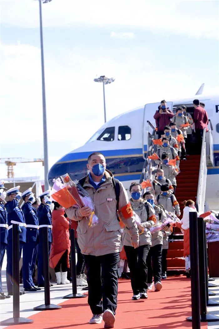 我省支援湖北医疗队首批返吉队员凯旋,巴音朝鲁景俊海在机场迎接