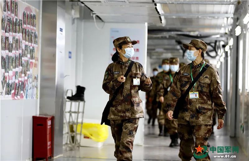 #社会#用心治疗用心服务，火神山出院患者与她隔空拥抱
