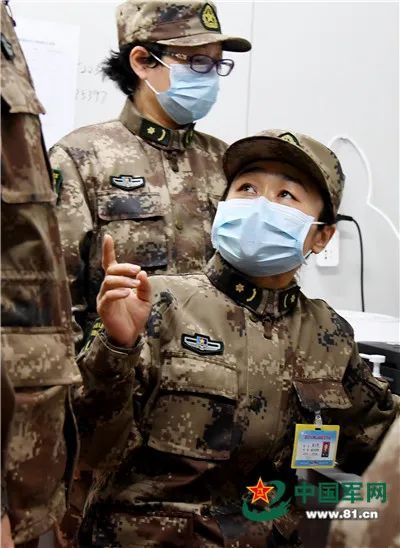 #社会#用心治疗用心服务，火神山出院患者与她隔空拥抱