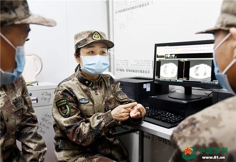 #社会#用心治疗用心服务，火神山出院患者与她隔空拥抱