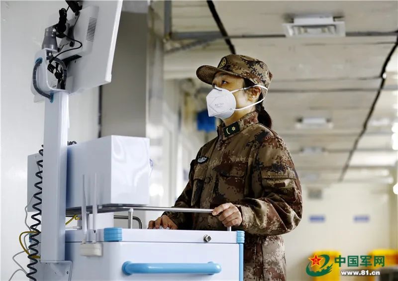 #社会#用心治疗用心服务，火神山出院患者与她隔空拥抱