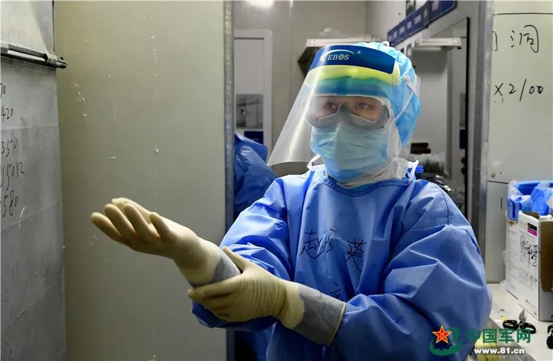 #社会#用心治疗用心服务，火神山出院患者与她隔空拥抱
