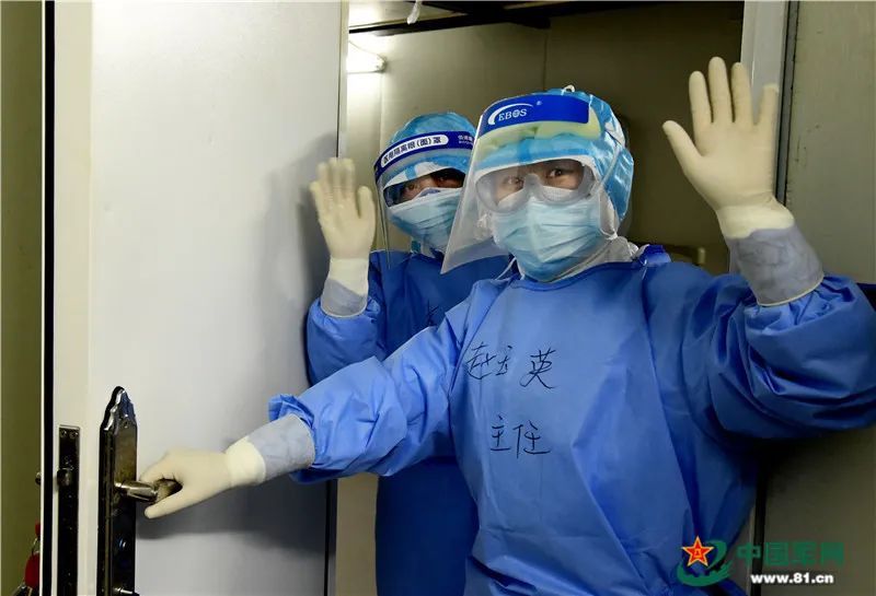 #社会#用心治疗用心服务，火神山出院患者与她隔空拥抱
