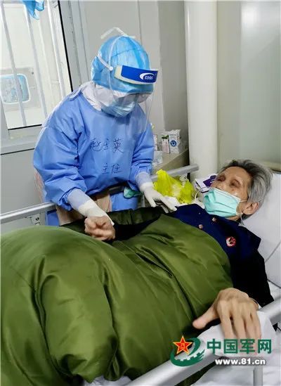 #社会#用心治疗用心服务，火神山出院患者与她隔空拥抱