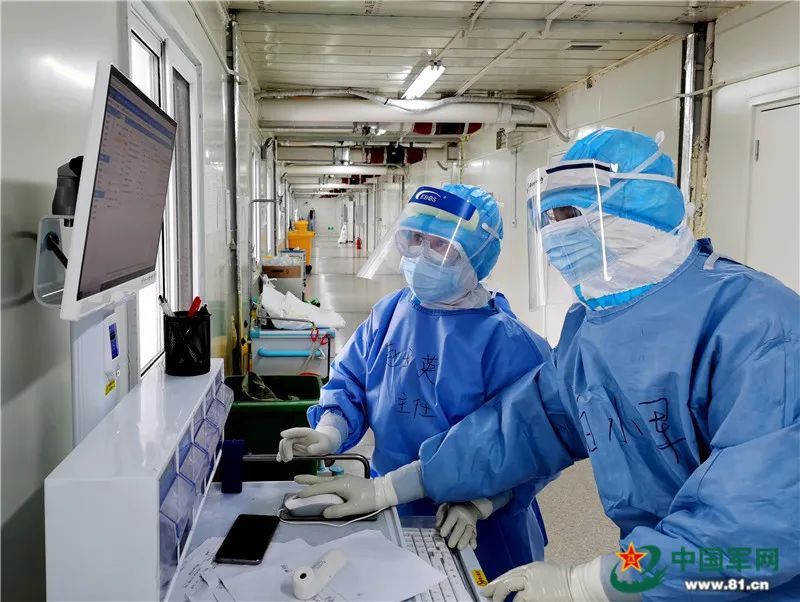 #社会#用心治疗用心服务，火神山出院患者与她隔空拥抱