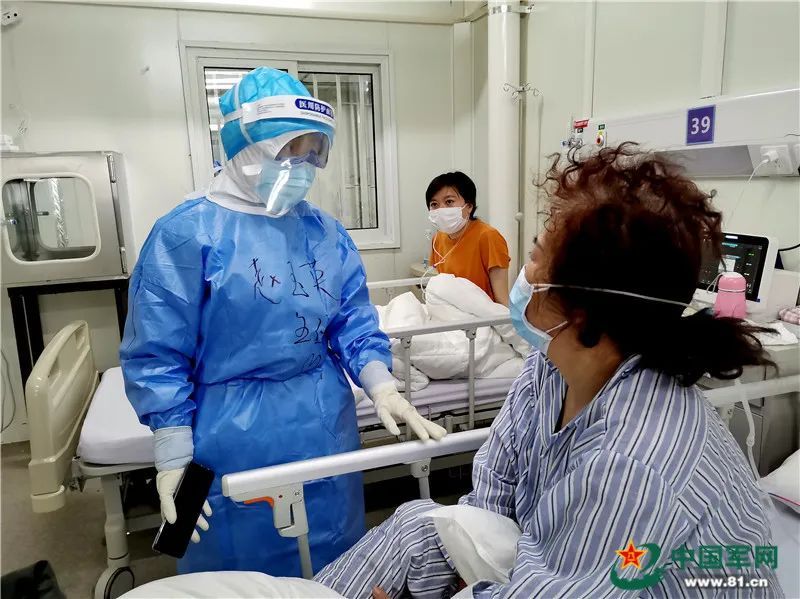 #社会#用心治疗用心服务，火神山出院患者与她隔空拥抱