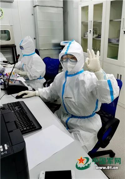 #社会#用心治疗用心服务，火神山出院患者与她隔空拥抱