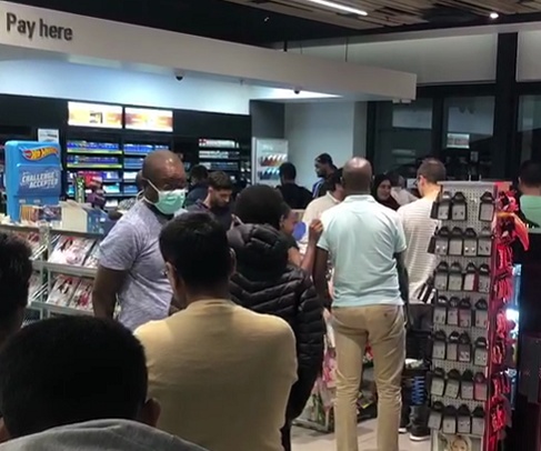 央视新闻：应对疫情 南非民众连夜储备生活物资 超市现“抢购潮”