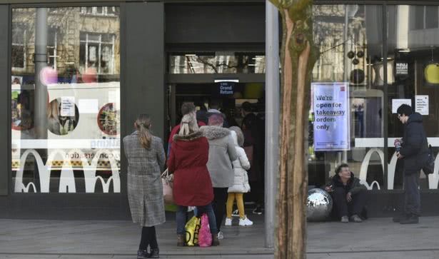 【麦当劳】全英麦当劳宣布暂时关闭，英国人排队两小时抢汉堡，惊动了警察