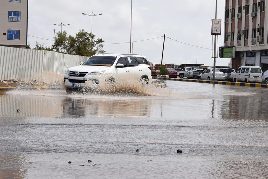 国际：也门亚丁遭遇强降雨