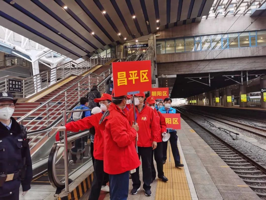 『民生』湖北-北京西，首批留鄂人员抵京！记者全程跟访，有乘客获赠香囊