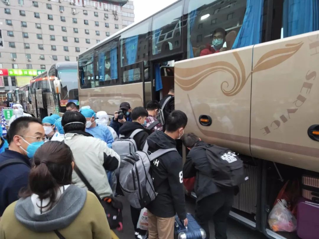 『民生』湖北-北京西，首批留鄂人员抵京！记者全程跟访，有乘客获赠香囊