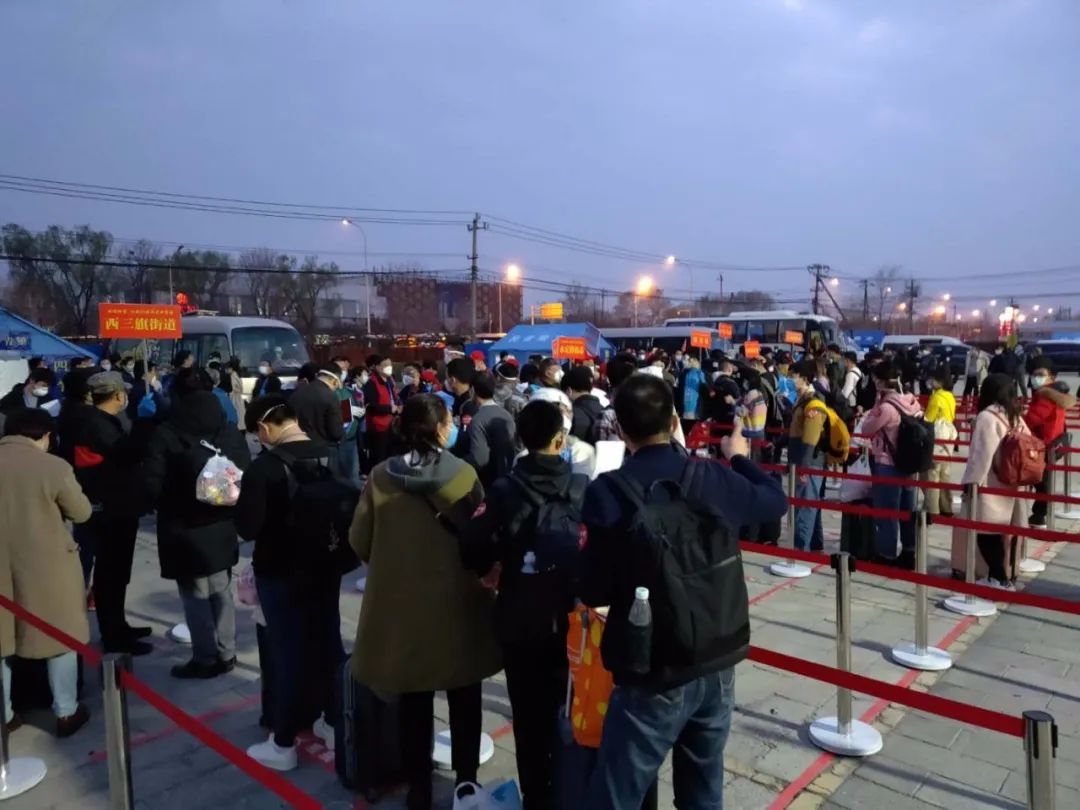 『民生』湖北-北京西，首批留鄂人员抵京！记者全程跟访，有乘客获赠香囊